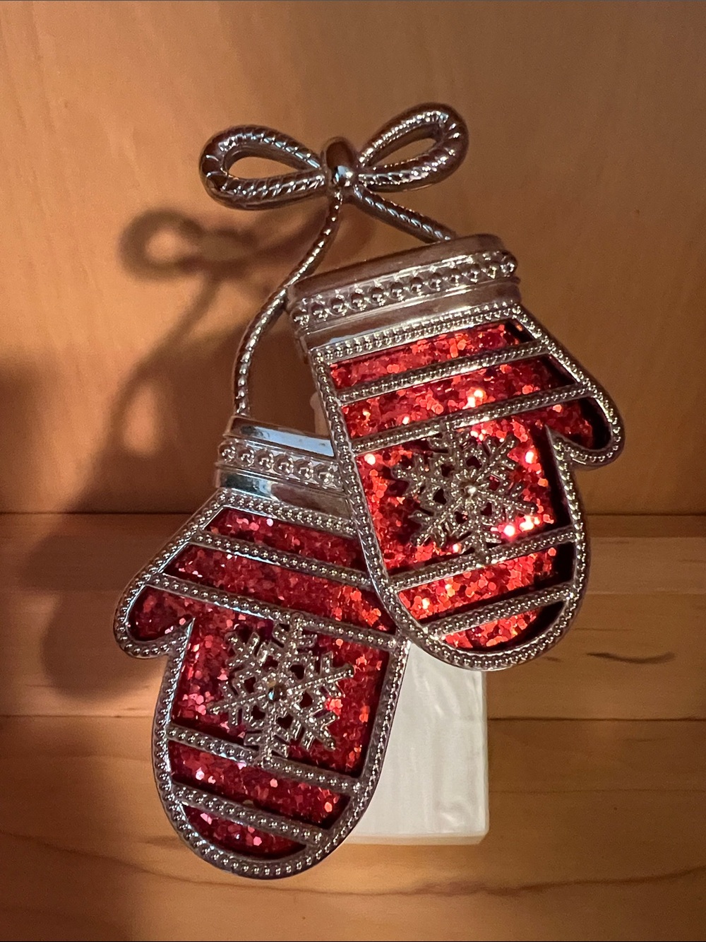 Bath and Bodyworks Red Sequin Mitten with Silver Trim wallflower Plug in